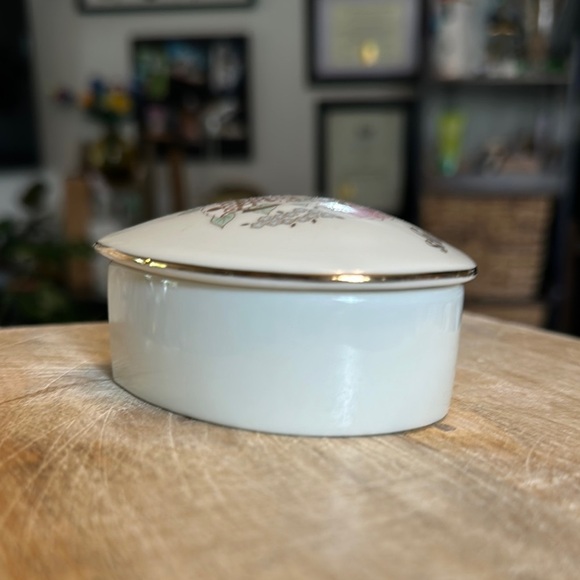 VINTAGE | Romantic Heart-Shaped Ceramic Jewelry Box with Floral Design - Picture 12 of 12